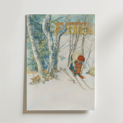 Ett barn i vinterkläder och röd mössa står på skidor i en snöig skog nära björkar, som påminner om Carl Larssons barndom, i den fridfulla scenen på Bozetto Carl Larsson Skidloperskan Poster.