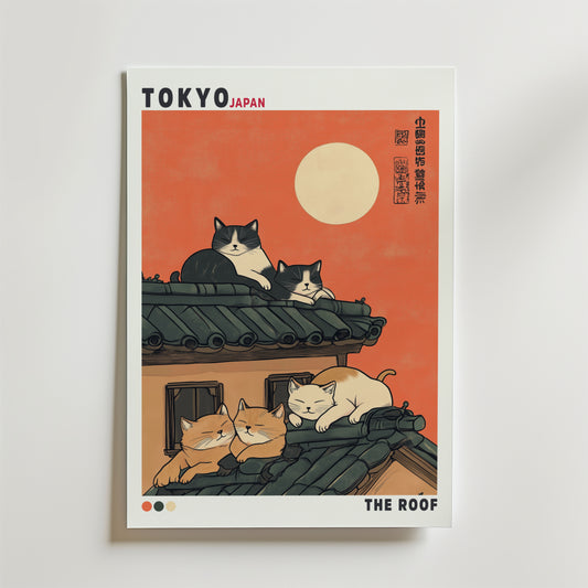 Tokyo Cat Roof Poster från Bozetto föreställer fyra katter som kopplar av på ett kaklat tak under fullmåne, inramat av en orange Tokyohimmel. Motiveringen innehåller "TOKYO JAPAN", "THE ROOF" och japanska tecken till höger.