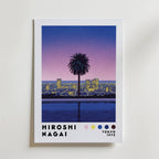 Hiroshi Nagai City Sunset Poster från Bozetto har en palm mot en stadssilhuett i skymningen, rosa och blå gradienthimlar över vatten och texten "Hiroshi Nagai Tokyo 1973" längst ner.