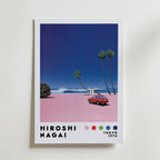 Bozetto Hiroshi Nagai Pink Coast Poster visar en röd bil på en rosa strand med palmer och vågor under en djupblå himmel. "Hiroshi Nagai Tokyo 1973" och fem färgade prickar visas längst ner - en surrealistisk stranddröm.