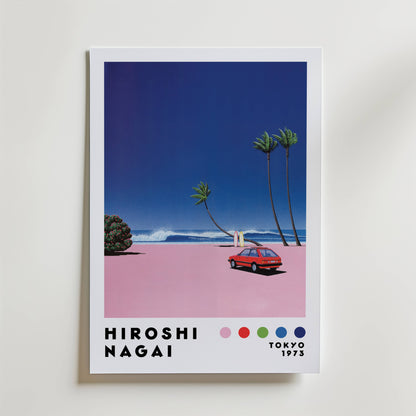 Bozetto Hiroshi Nagai Pink Coast Poster visar en röd bil på en rosa strand med palmer och vågor under en djupblå himmel. "Hiroshi Nagai Tokyo 1973" och fem färgade prickar visas längst ner - en surrealistisk stranddröm.