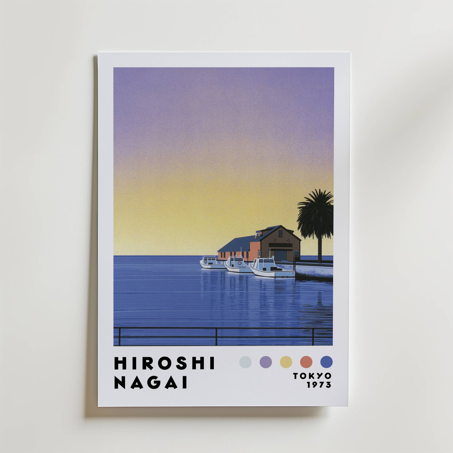 Hiroshi Nagai Lavender Marina Poster från Bozetto föreställer båtar som ligger vid ett hus i solnedgången med en palm, texten "Hiroshi Nagai, Tokyo 1973" och fem pastellfärger längst ner.