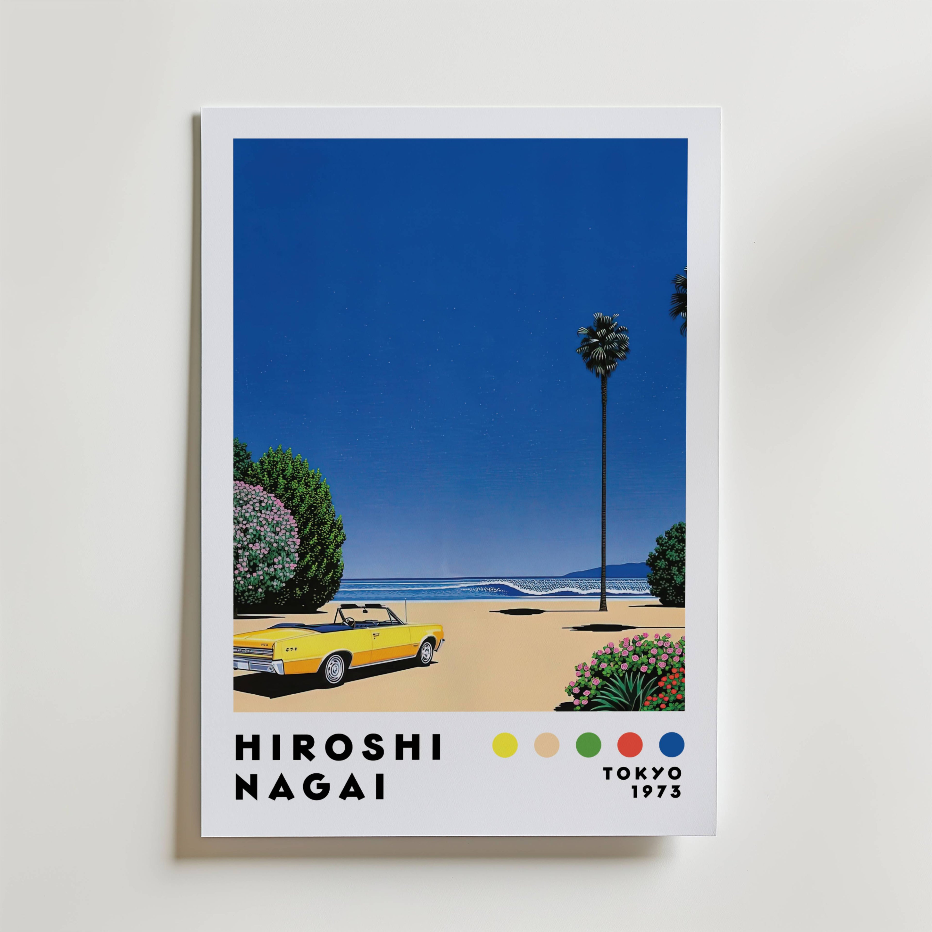 Bozetto Hiroshi Nagai Yellow Coastline Poster visar en gul cabriolet vid stranden med palmer och en klarblå himmel. "HIROSHI NAGAI" och "TOKYO 1973" visas längst ner bredvid fem färgprover för oändliga sommarvibbar.