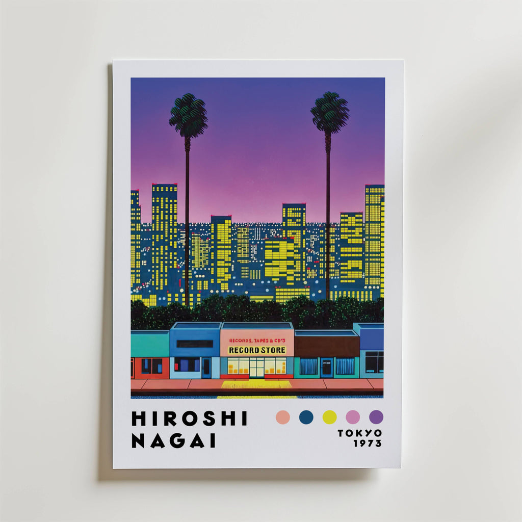 Bozetto Hiroshi Nagai City Lights Poster föreställer en retro Tokyo stadsbild i skymningen med två palmer, lysande höghus, färgglada skyltfönster - inklusive en skivbutik - och texten "Hiroshi Nagai Tokyo 1973".