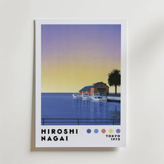 Bozettos Hiroshi Nagai Sunset Marina Poster föreställer minimalistiska båtar vid en brygga i solnedgången, med lugnt blått vatten, en gul-lila himmel, palm och byggnader. Text: "Hiroshi Nagai Tokyo 1973." Perfekt för en lugn sommarkväll.