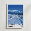 Bozetto Hiroshi Nagai Winter Horizon Poster föreställer blåtoner i ett snöigt landskap med hjulspår som leder till avlägsna blå berg, "Hiroshi Nagai" och "Tokyo 1973" text och blå färgprover nedanför.