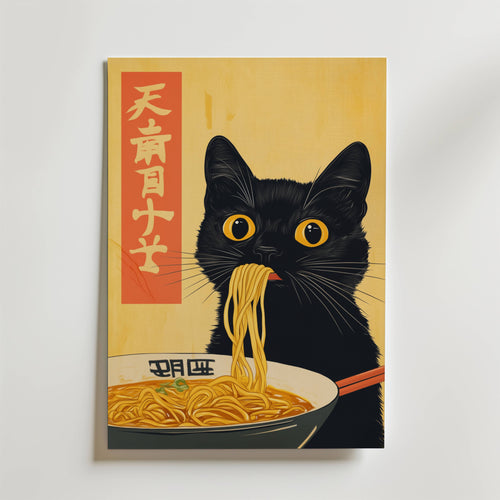 Bozetto Black Cat Eats Ramen Poster föreställer en svart katt med stora gula ögon som sörplar nudlar i en japansk retrostil med en röd banderoll och kinesiska tecken - perfekt för köksinredning.