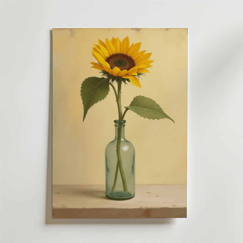 Bozettos Minimalist glass vase poster föreställer en gul solros med gröna blad i en klar vas på en ljus yta mot en beige bakgrund - tryckt på premiumpapper och FSC-certifierad för hållbarhet.