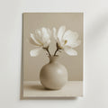 Bozetto Elegant Ceramic Vase White Magnolia Poster visar tre vita magnolior i en keramikvas mot en ljus neutral bakgrund, tryckt på premiumpapper.