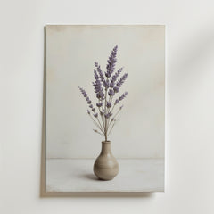 Bozetto Poster Ceramic Vase Dried Lavender föreställer en liten beige vas med kvistar av torkad lavendel mot en ljus bakgrund.