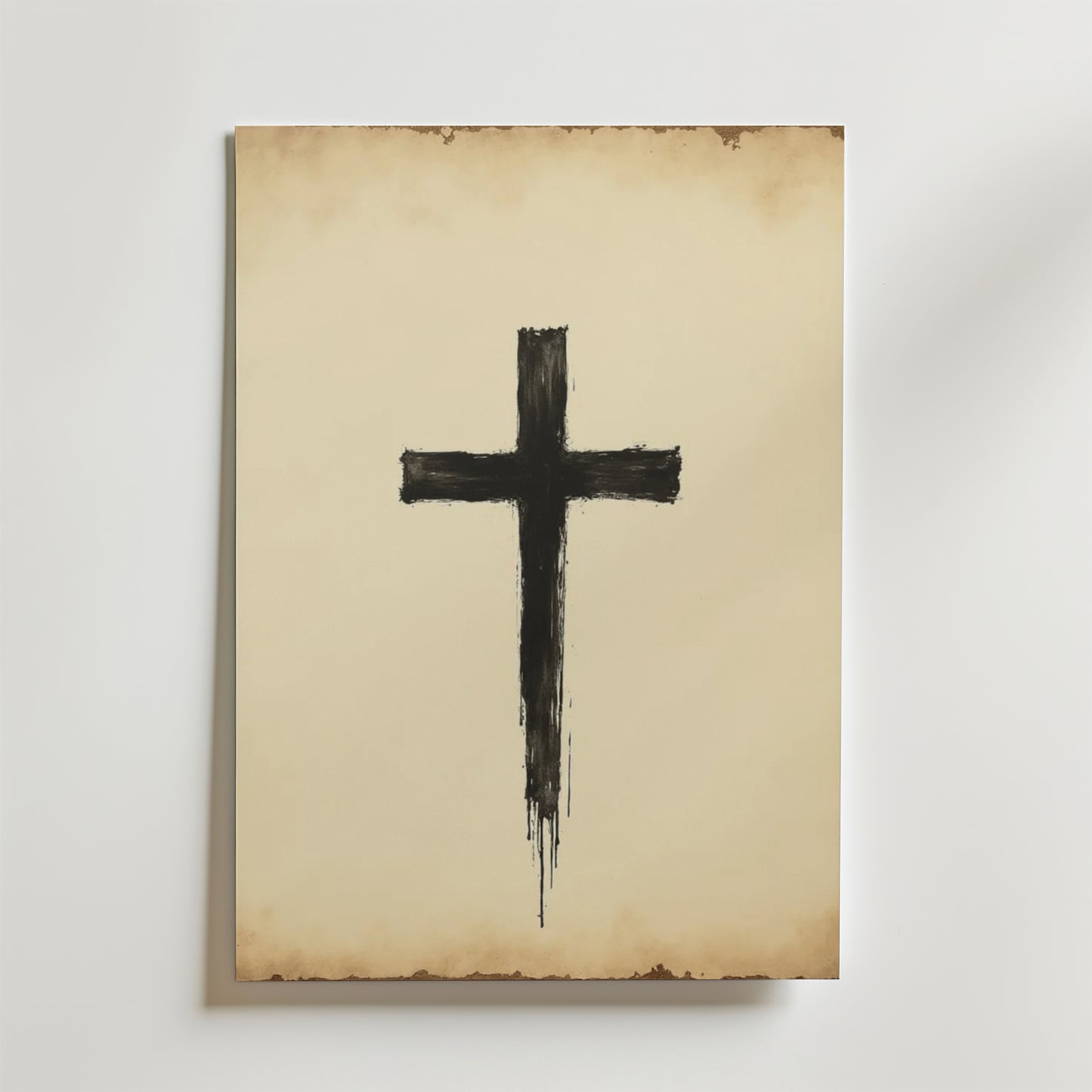 Silent Amen Poster by Bozetto föreställer ett svart, grovt borstat kors på gammalt, gulnat premiumpapper med blekta, fläckiga kanter och en lyxig matt finish, mot en vit bakgrund.