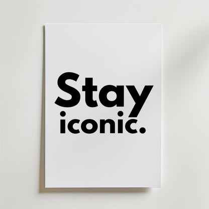 Bozetto Stay Iconic Poster har en djärv svart "Stay iconic." text centrerad på vitt premiumpapper, perfekt för att addera stilren elegans till alla inredningar. Perfekt minimalistisk väggkonst för moderna utrymmen.