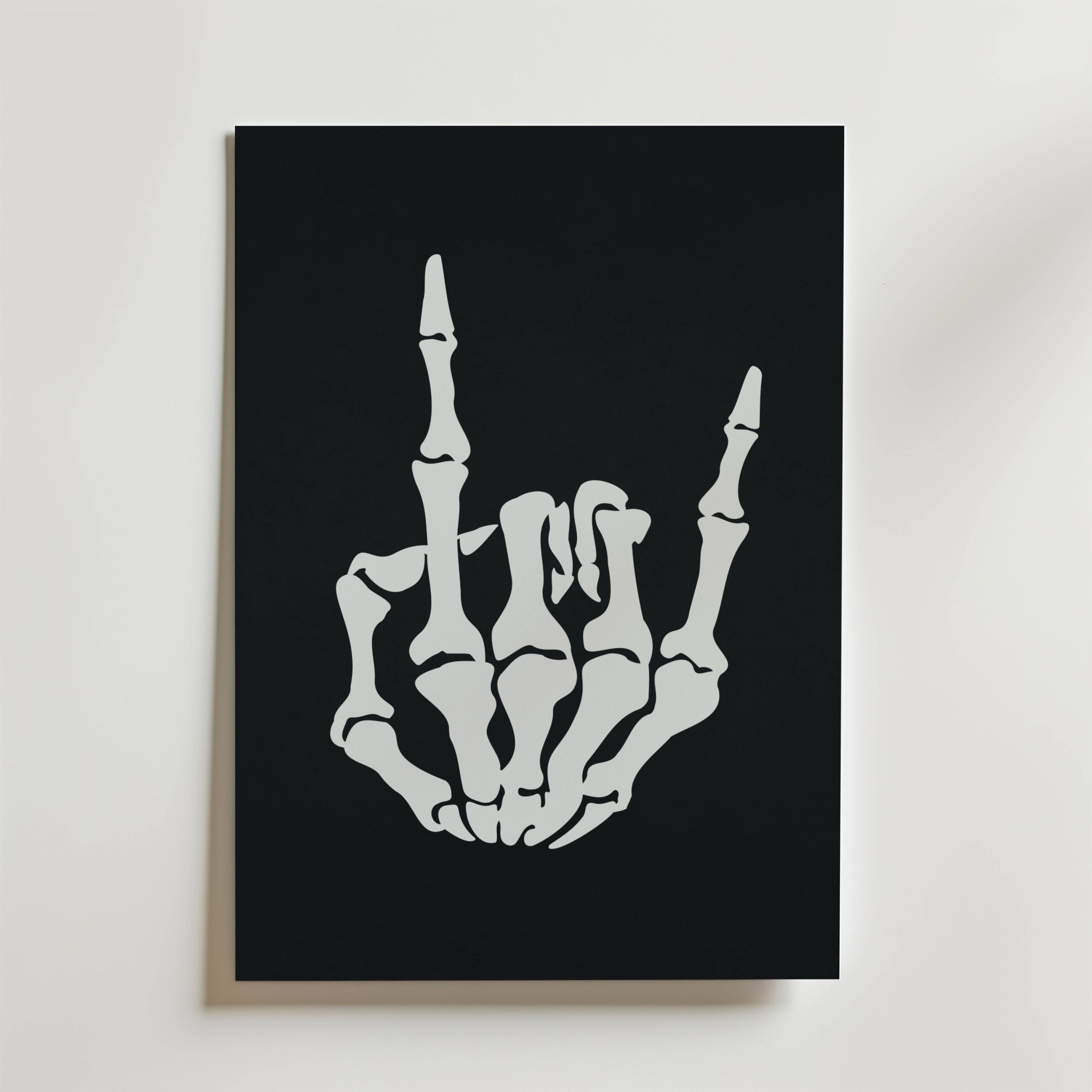 Bozetto Bone Anthem Poster föreställer en vit skeletthand som visar rock on gesten mot en svart bakgrund och fångar rockens själ och mörk elegans - perfekt för Halloween eller en djärv inredning.
