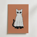 Bozetto's Ghost Cat Poster har en lekfull illustration av en katt i spökdräkt med svarta ögon på en enkel brun bakgrund - perfekt för att ge din Halloween-dekoration en höstlig charm.