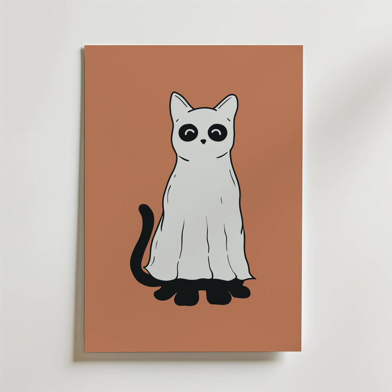 Bozetto's Ghost Cat Poster har en lekfull illustration av en katt i spökdräkt med svarta ögon på en enkel brun bakgrund - perfekt för att ge din Halloween-dekoration en höstlig charm.