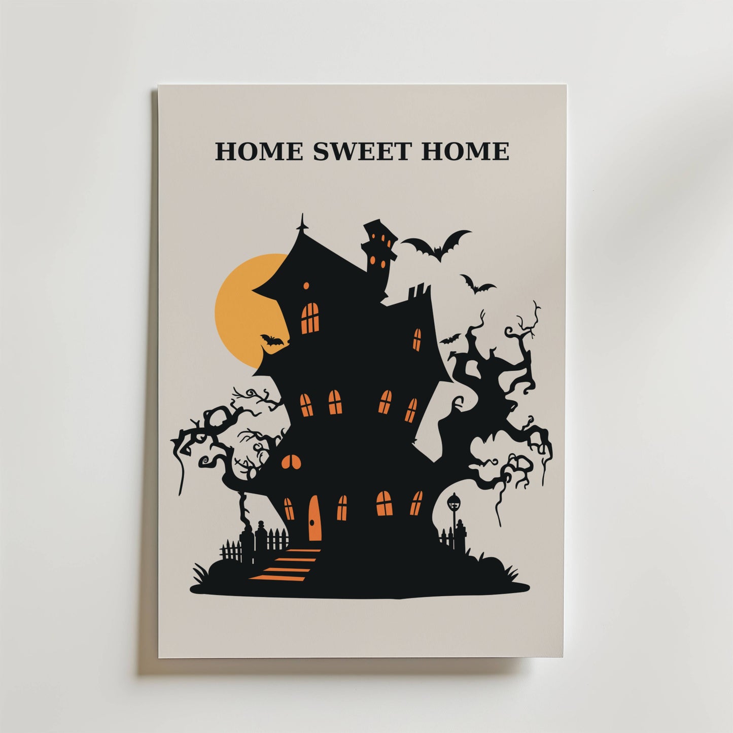 Bozetto Haunted Haven Poster visar "Home Sweet Home" ovanför en siluett av ett snedställt hus med glödande fönster, fladdermöss som flyger runt vridna träd och en ljusgul fullmåne för en spöklik atmosfär.