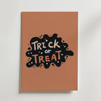 Sweet Fright Poster by Bozetto har ett svart stänk på brunt och en lekfull vit och orange "Trick or Treat" text - perfekt som Halloween-poster för festlig stämning eller udda barnrumsinredning.