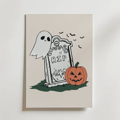 Bozetto Graveyard Whispers Poster föreställer en söt tecknad gravsten med "RIP", ett leende spöke, en utskuren pumpa och flygande fladdermöss på grönt gräs - perfekt för att ge din Halloween-dekoration charm och kusliga vibbar.