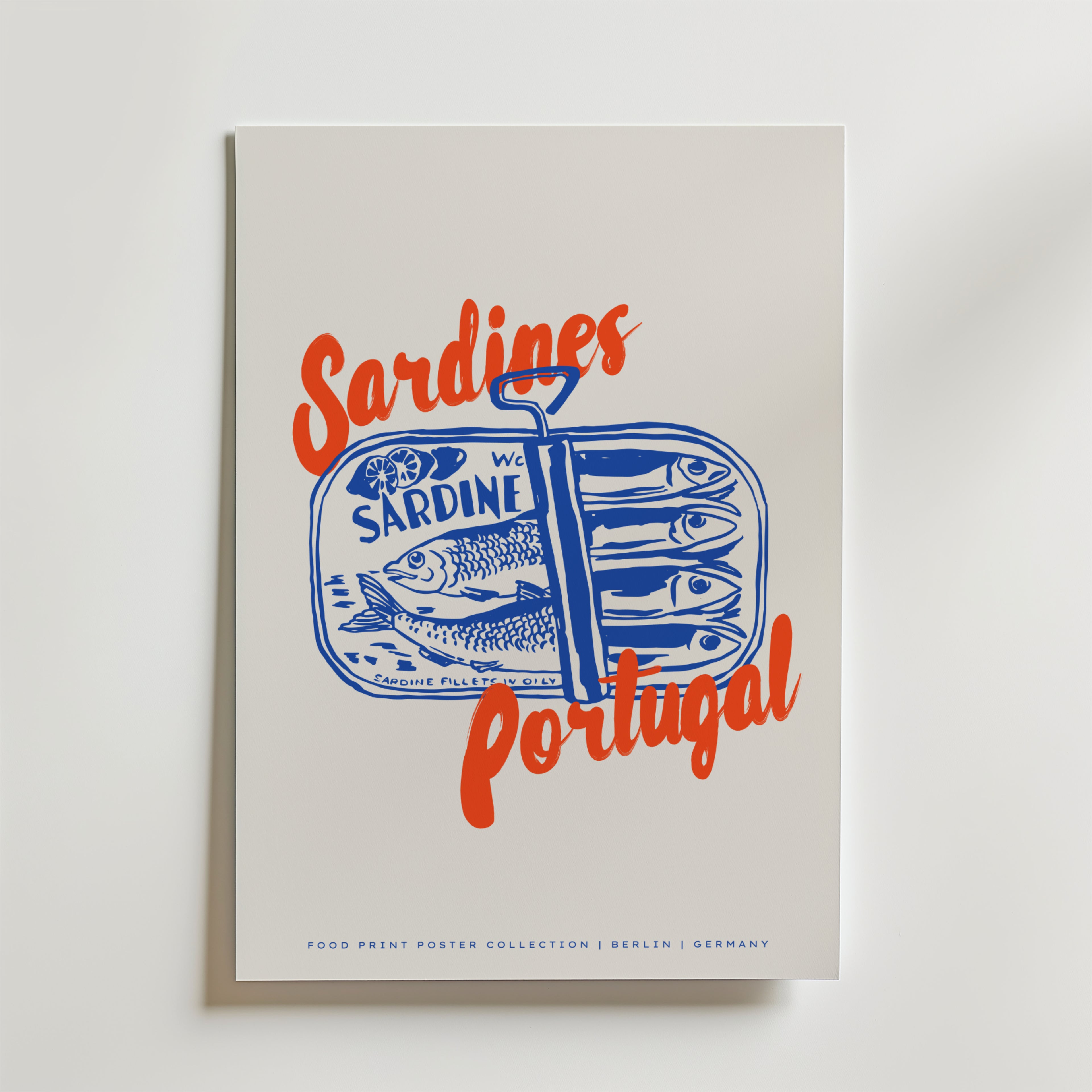 Portugisiska Sardiner Poster by Bozetto föreställer en blå illustrerad konservburk fylld med sardiner, "Sardines Portugal" i fet röd skrift och "Food Print Poster Collection | Berlin | Germany" längst ner.