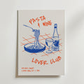 Bozetto's Lover Club Meal Poster har handritad pasta, gaffel, vinflaska och glas på en röd och blå design. Text: PASTA & VIN ÄLSKARKLUBB. Fredag kväll från 19:00. Idealisk vinposter för romantiska vibbar.