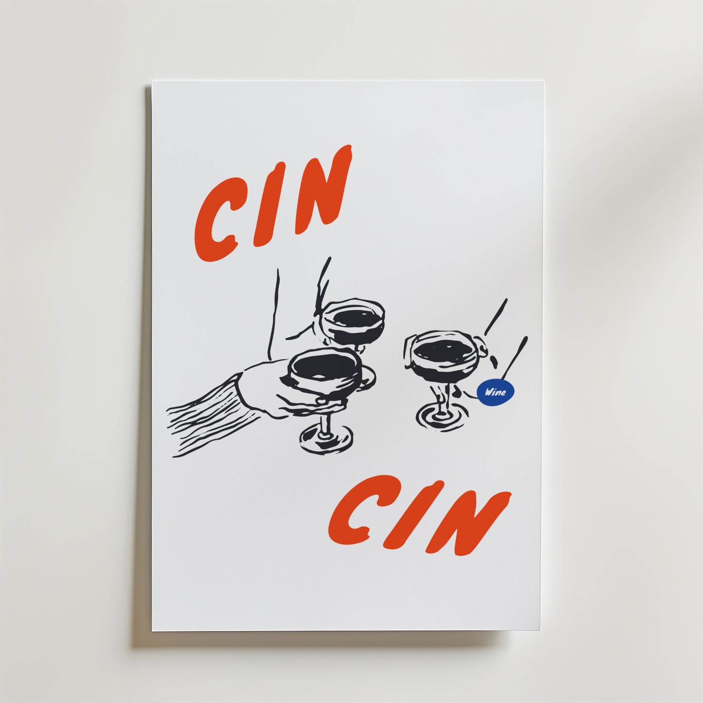 Cin Cin Wine Poster by Bozetto föreställer två händer som klirrar i tre vinglas, "CIN CIN" i fet röd färg ovanför och under, och en blå Mimí sticker på ett glas - perfekt som glasaffisch för skandinavisk inredning.