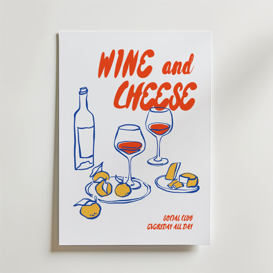 Postern Wine And Cheese No.3 från Bozetto föreställer en vinflaska, två glas och osttallrikar. I fet röd text står det WINE and CHEESE, med "SOCIAL CLUB EVERYDAY ALL DAY" i mindre text längst ner.