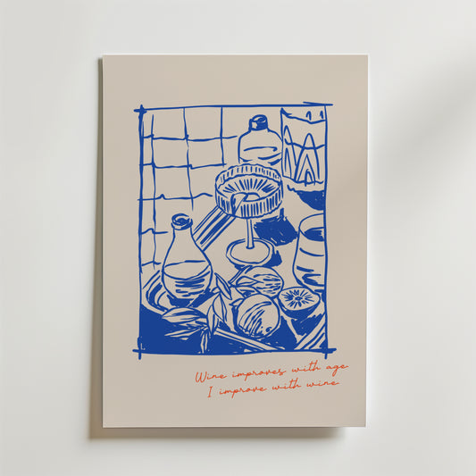 Bozetto Berlin Aperitivo Poster föreställer ett handritat stilleben i blå linje med flaskor, ett vinglas, frukt och galler på en beige botten. Röd text nedanför lyder: Vin blir bättre med åldern. Jag blir bättre med vin. Inspirerad av atmosfären på ett utomhuscafé i Berlin.
