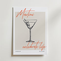 Martini Celebrate Life Poster by Bozetto föreställer ett martiniglas med oliver och handskriven röd text - "Martini" högst upp och "celebrate life" längst ner. En perfekt modern art print för stilren inredning och livets firanden hemma.