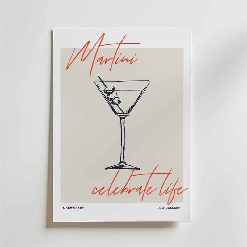 Martini Celebrate Life Poster by Bozetto föreställer ett martiniglas med oliver och handskriven röd text - "Martini" högst upp och "celebrate life" längst ner. En perfekt modern art print för stilren inredning och livets firanden hemma.