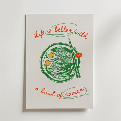 Postern Slurp Ramen And Smile från Bozetto visar en livlig ramenskål med ägg, nudlar och ätpinnar. Röd och grön text säger, Life is better with a bowl of ramen - en perfekt köksaffisch för alla matkonst fans.