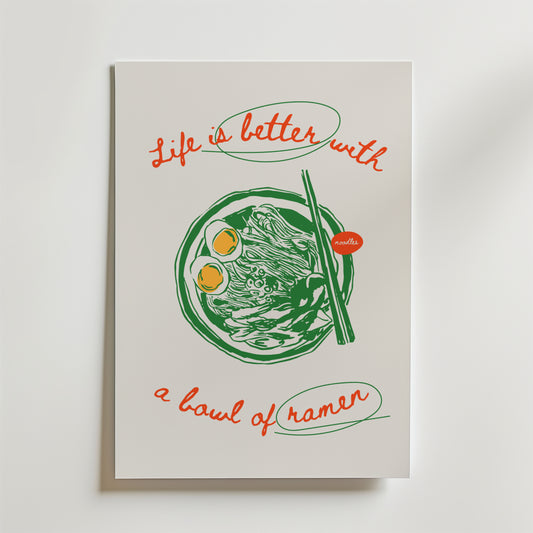 Postern Slurp Ramen And Smile från Bozetto visar en livlig ramenskål med ägg, nudlar och ätpinnar. Röd och grön text säger, Life is better with a bowl of ramen - en perfekt köksaffisch för alla matkonst fans.