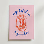 Bozetto My Kitchen My Rules Poster har en central röd räkillustration, omgiven av blå kursiv "my kitchen my rules" i rosa dekorstil, och är avbildad lutad mot en vit yta.