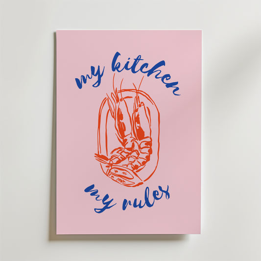 Bozetto My Kitchen My Rules Poster har en central röd räkillustration, omgiven av blå kursiv "my kitchen my rules" i rosa dekorstil, och är avbildad lutad mot en vit yta.