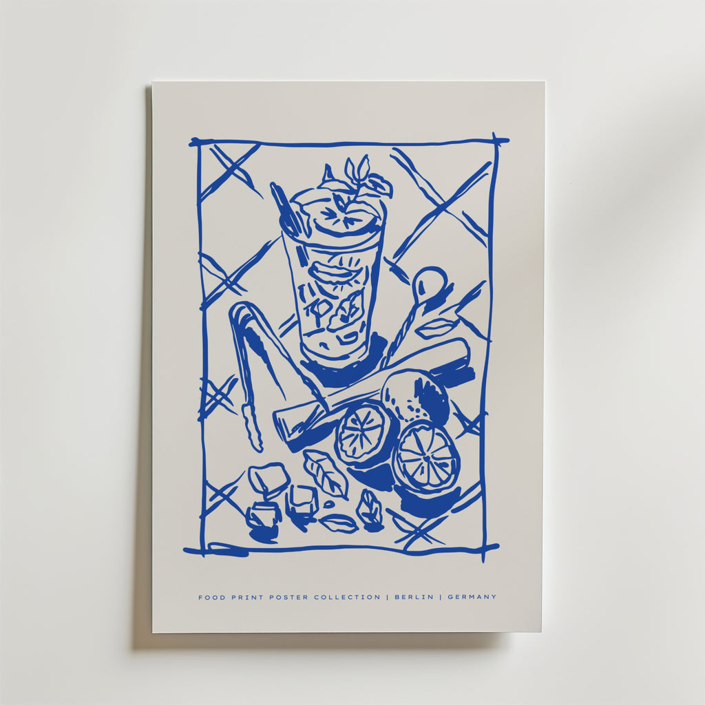 Berlin Brunch Poster av Bozetto har en blå linjeteckning av en cocktail med is, mynta och citrus, omgiven av limehalvor, en muddler och sockerbitar; texten lyder Food Print Poster Collection | Berlin | Germany.