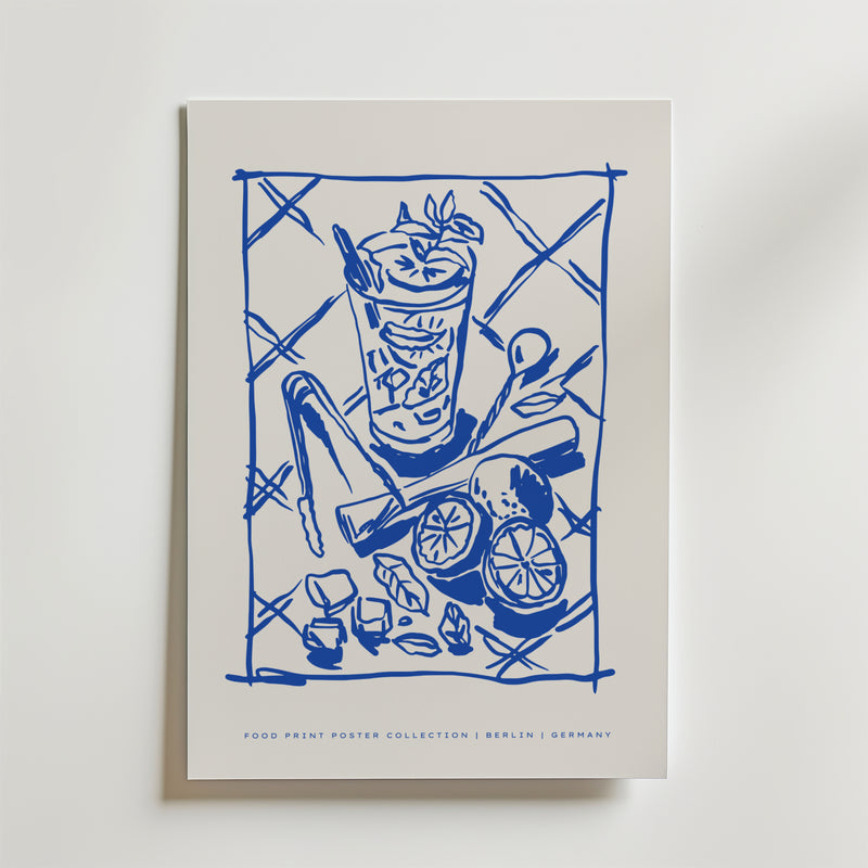 Berlin Brunch Poster av Bozetto har en blå linjeteckning av en cocktail med is, mynta och citrus, omgiven av limehalvor, en muddler och sockerbitar; texten lyder Food Print Poster Collection | Berlin | Germany.