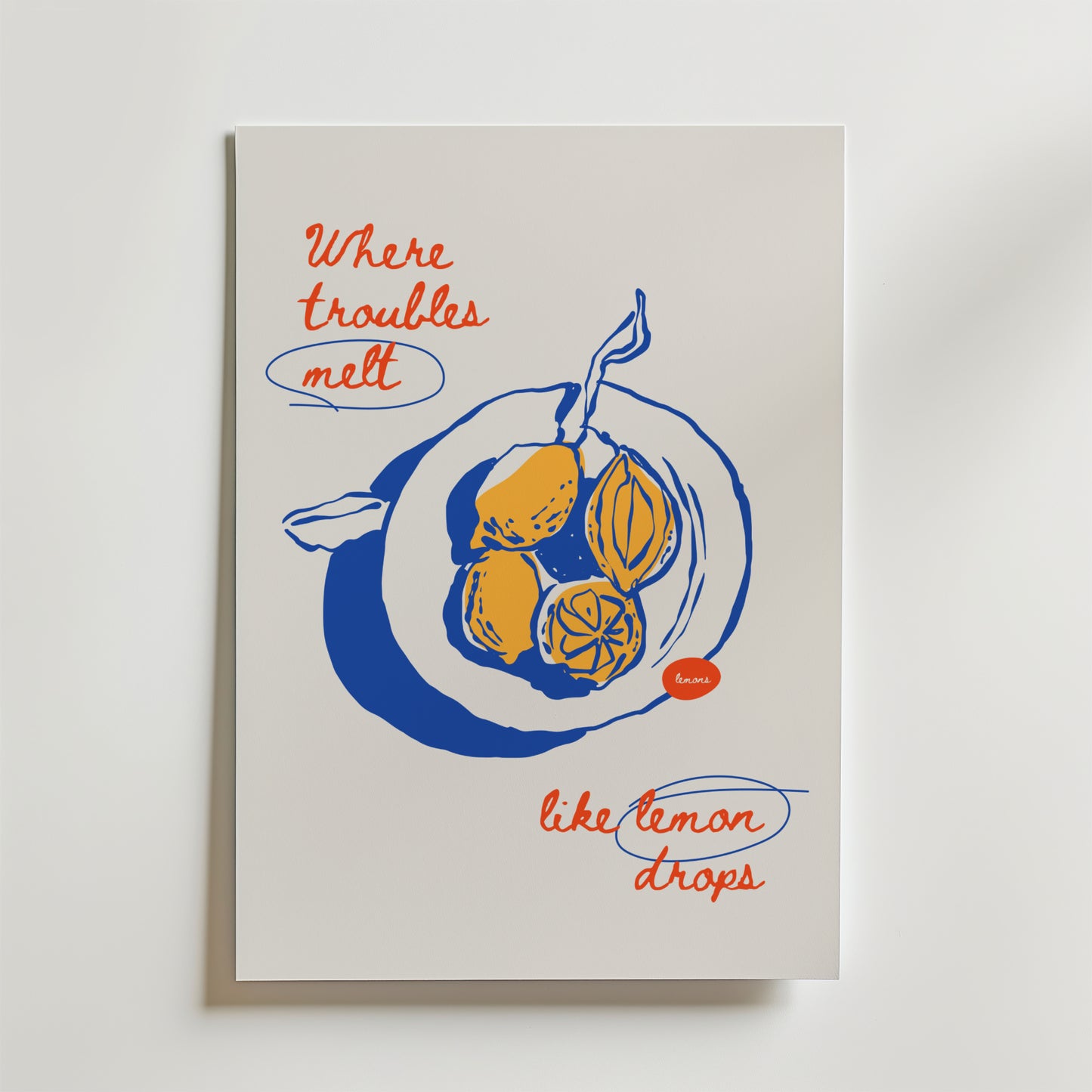Postern Lemon Drops Poster by Bozetto föreställer en blå och gul illustrerad citron med röd handskriven text: "Där problem smälter som citrondroppar." Perfekt för dig som gillar unik, upplyftande inredning och handritade citroner.