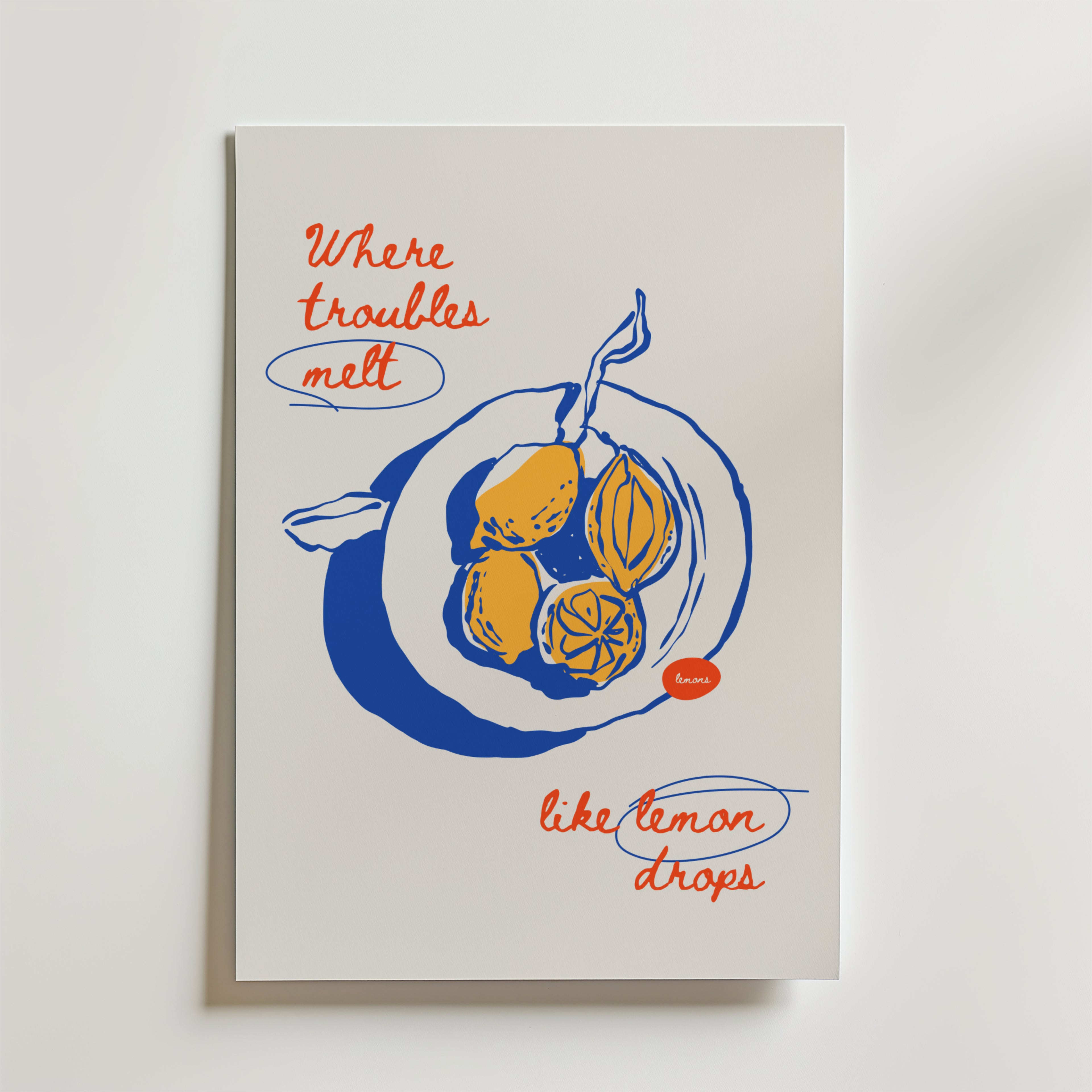Postern Lemon Drops Poster by Bozetto föreställer en blå och gul illustrerad citron med röd handskriven text: "Där problem smälter som citrondroppar." Perfekt för dig som gillar unik, upplyftande inredning och handritade citroner.