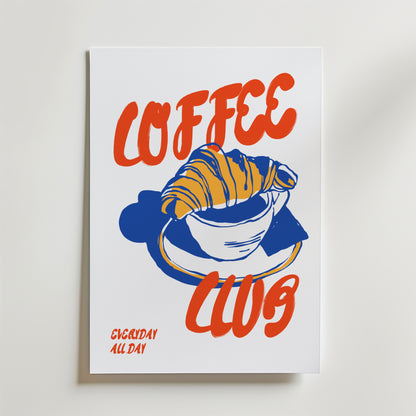 Bozetto "Everyday I'm Coffeeing" Poster har en fet röd Coffee Club text som ramar in en blå och gul kaffekopp och croissant illustration. "Everyday All Day" finns i hörnet, perfekt för din köksinredning eller en glad morgonrutiner boost.