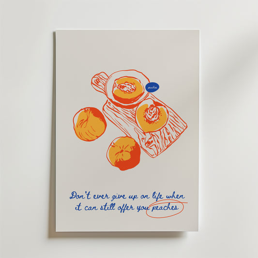 Bozetto Life Is Peaches Poster föreställer ljusorange och gula persikor och en skärbräda, med blå och röd handskriven text: "Ge aldrig upp livet när det fortfarande kan erbjuda dig persikor"-ideal köksdekor.