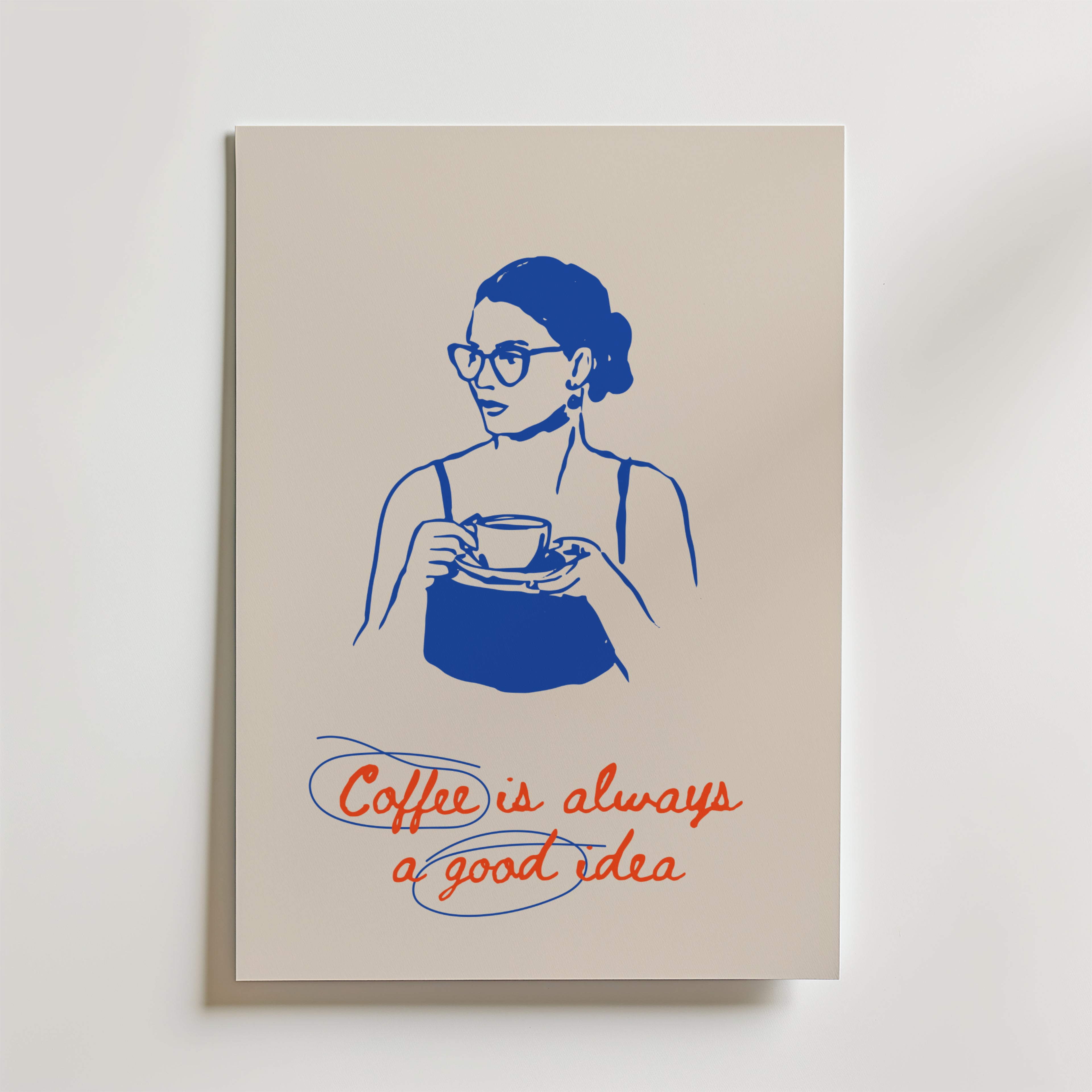 Bozetto "Coffee Is Always A Good Idea Poster" har en minimalistisk blå linjeteckning av en kvinna med glasögon som håller i en kaffekopp, röd script-text under och en ljus bakgrund - perfekt köksdekoration för att lägga till morgonro.