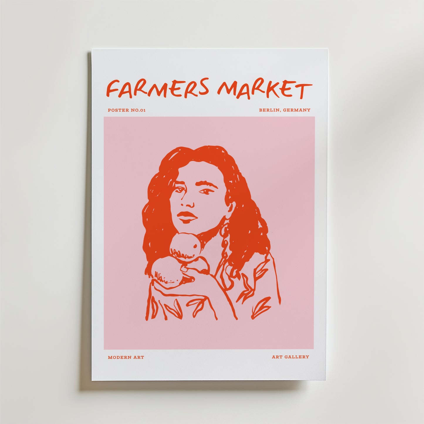Peachy Mood Poster från Bozetto har en fet röd "Farmers Market"-text ovanpå en röd linjeteckning i pop art-stil av en kvinna med äpplen på rosa, plus "Berlin, Germany", "Modern Art" och "Art Gallery".