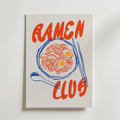 Ramen Club Poster by Bozetto visar en röd text med texten "Ramen Club" och en blå och orange linjeillustration av ramen med ägg, grönsaker, sked och ätpinnar på en vit bakgrund i kökstavla-stil.