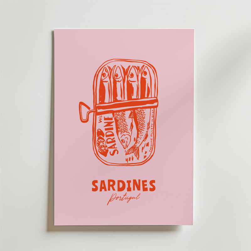 Postern Sardines From Portugal från Bozetto har en rosa bakgrund med en orange öppen sardinburk märkt "SARDINE" som visar fem sardiner. Den feta och kursiva texten nedan lyder "SARDINES Portugal" och hyllar Portugisisk matkultur.
