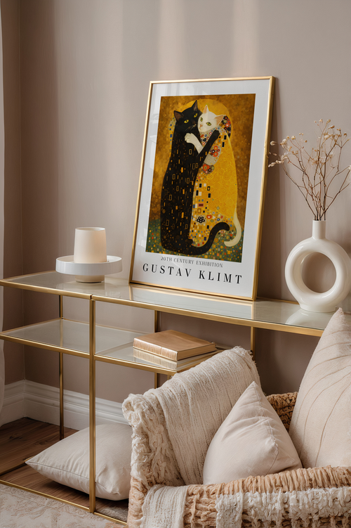 Mockup av Gustav Klimt Golden Embrace affisch på vägg – köp enkelt hos Bozetto i hög kvalitet