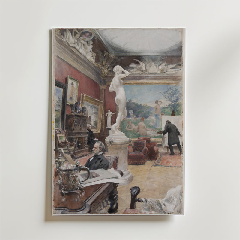 En Bozetto "Carl Larsson Interior of the Fürstenberg Gallery Poster" hänger inramad på en vit vägg och föreställer ett utsmyckat rum med röda väggar, skulpturer, målningar och människor som beundrar imponerande konst.