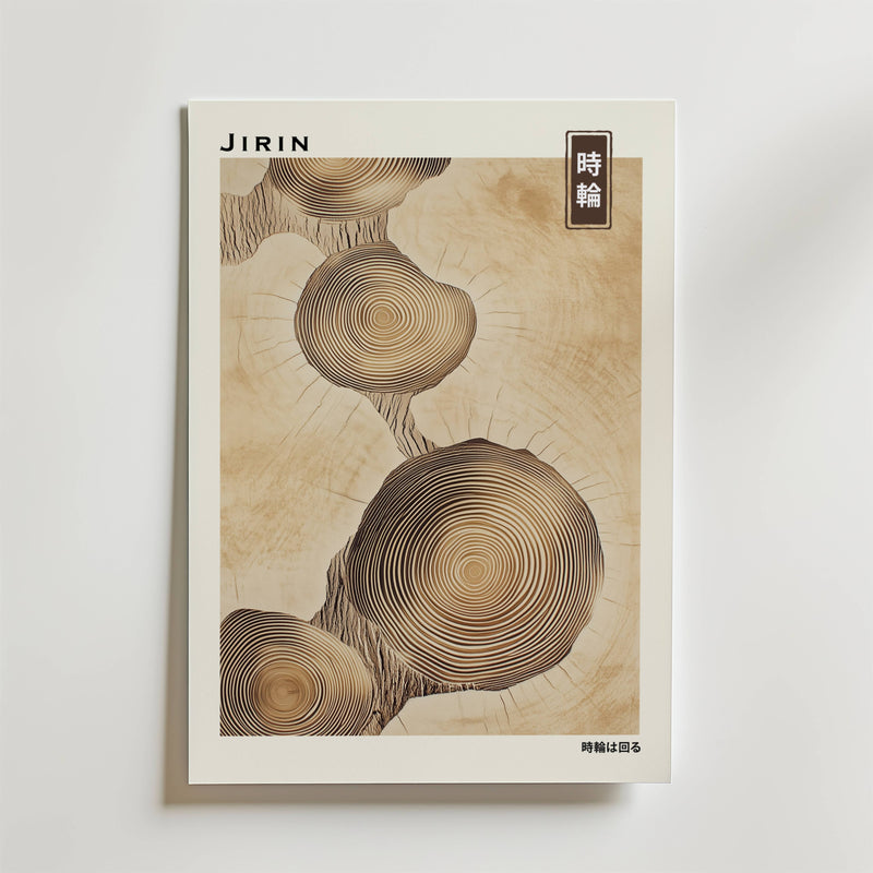 Jirin Wooden Poster från Bozetto har en minimalistisk design inspirerad av japanska posters - stiliserade bruna trädringar på beige, "JIRIN" uppe till vänster, japanska tecken uppe till höger. Perfekt som elegant, modern väggkonst.