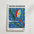 Yayoi Kusama Streets 1989 Poster by Bozetto har hennes namn högst upp, färgglada prickmönster på blått FSC-certifierat premiumpapper och "STREET (1989)" med japanska tecken längst ner för en högkvalitativ finish.