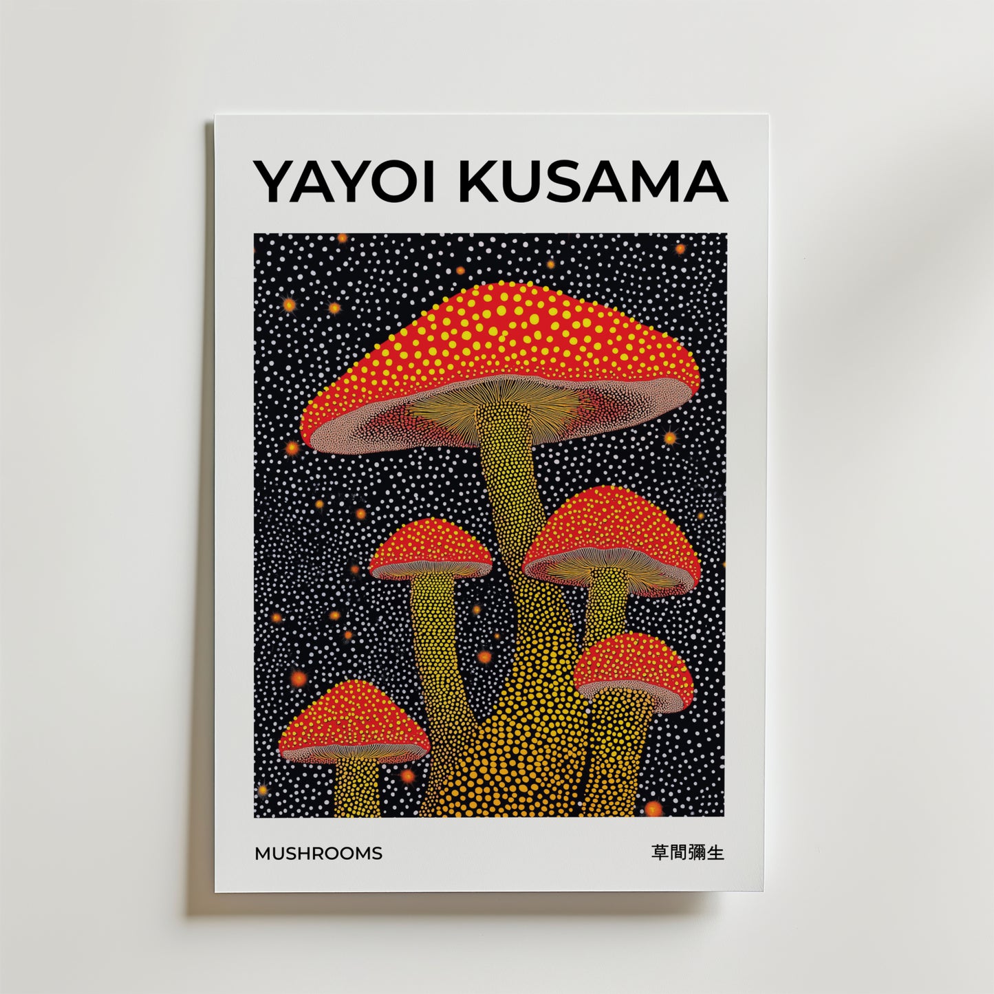Bozetto Yayoi Kusama Mushrooms Poster visar Kusamas röda svampar med gula prickar på en svart, färgstark prickig bakgrund, tryckt på FSC-certifierat premiumpapper för en högkvalitativ finish. Titeln visas längst ner.
