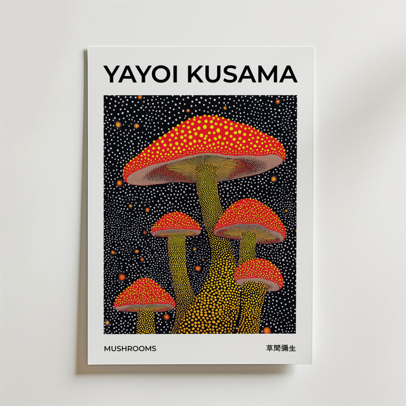 Bozetto Yayoi Kusama Mushrooms Poster visar Kusamas röda svampar med gula prickar på en svart, färgstark prickig bakgrund, tryckt på FSC-certifierat premiumpapper för en högkvalitativ finish. Titeln visas längst ner.