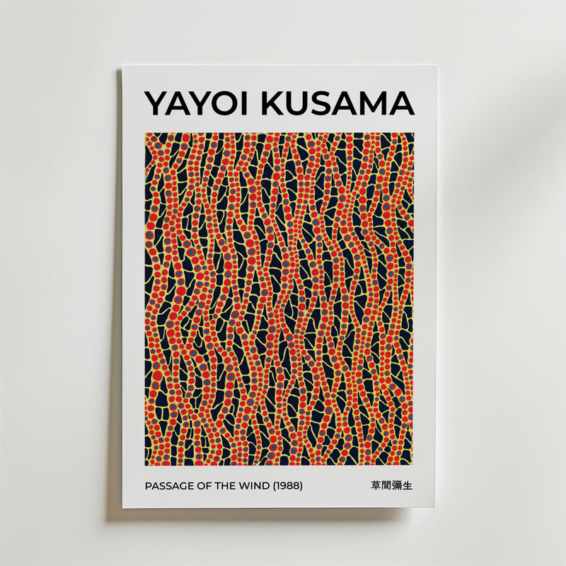 Yayoi Kusama Passage Of The Wind Poster by Bozetto visar hennes konstverk från 1988 med vågiga röda och gula linjer på svart, tryckt på FSC-certifierat premiumpapper med en lyxigt matt yta. Titeln visas längst ner.